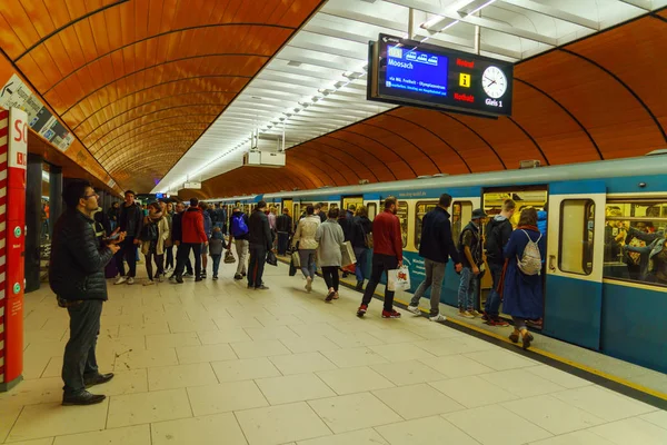 Treno della metropolitana e i passeggeri nella città di Monaco — Foto Stock