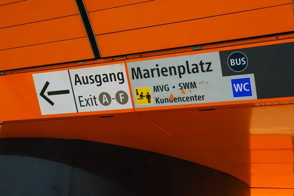 As placas na estação Marienplatz, Munique — Fotografia de Stock