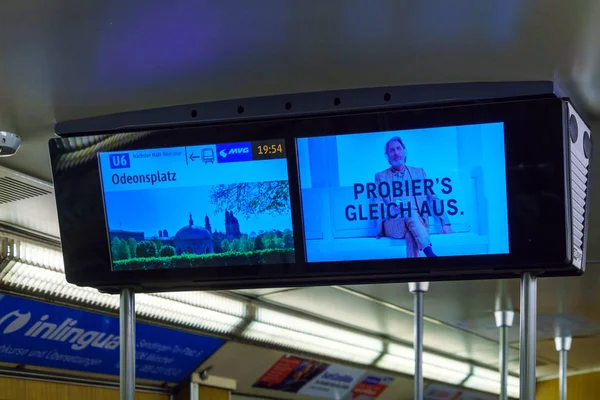 A metró vonat, München belsejében képernyők — Stock Fotó