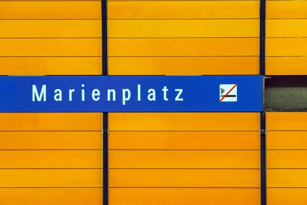 As placas na estação Marienplatz, Munique — Fotografia de Stock