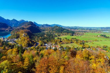Hohenschwangau göl kenarında Neuschwanstein Şatosu, Bavyera, Almanya