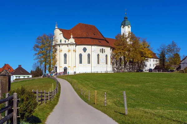 Wies 的朝圣教会 (Wieskirche) 在阿尔卑斯, 巴伐利亚, 德国 — 图库照片