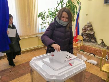 Moskova, Rusya - 18 Mart 2018: Seçmen kutusunda deteyit seçimlerinde oy koyar