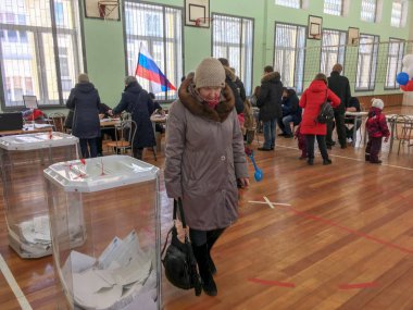 Moskova, Rusya - 18 Mart 2018: Seçmen kutusunda deteyit seçimlerinde oy koyar