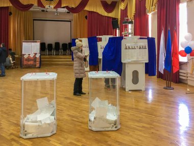 Moskova, Rusya - 18 Mart 2018: Seçmen kutusunda deteyit seçimlerinde oy koyar