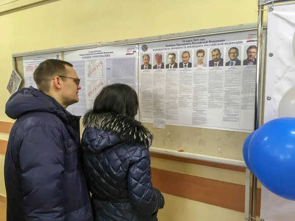 Moscou, Rússia - 18 de março de 2018: os eleitores examinam a lista nas eleições do presidente — Fotografia de Stock