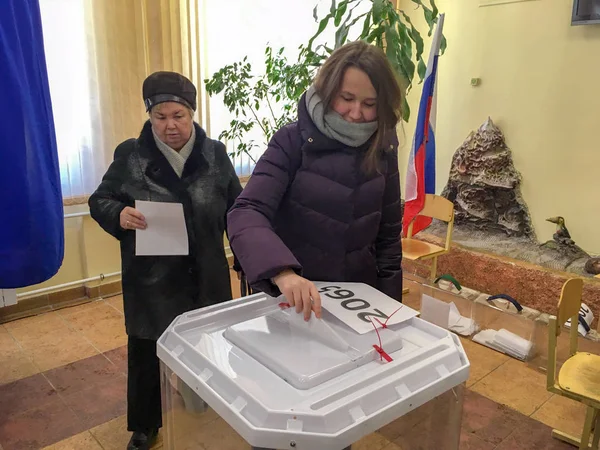 Moszkva, Oroszország - 2018. március 18.: A választók helyezi a szavazólapon mezőbe a választások Presiden — Stock Fotó