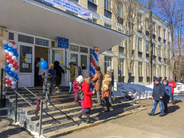 Moscou, Rússia - 18 de março de 2018: eleitores entram em um posto de votação para participar da votação nas eleições do presidente — Fotografia de Stock