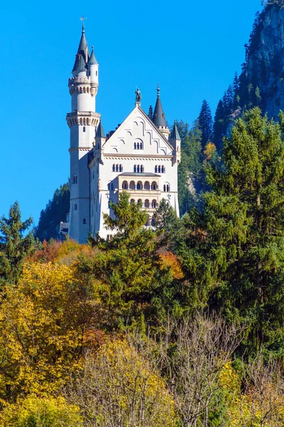 Baviera, Germania - 15 ottobre 2017: Castello di Neuschwanstein e — Foto Stock