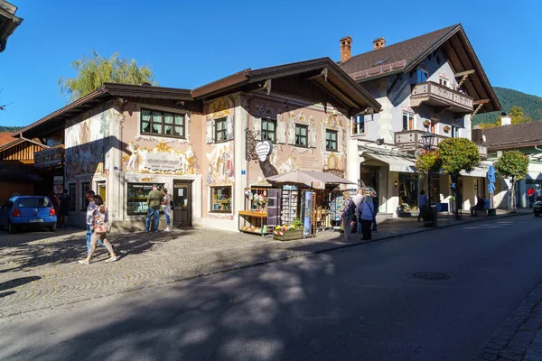 Obberamergau, Duitsland - 15 oktober 2017: Traditionele huizen met — Stockfoto