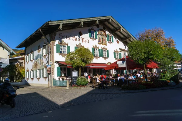 Obberamergau, Almanya - 15 Ekim 2017: Geleneksel evleri ile — Stok fotoğraf