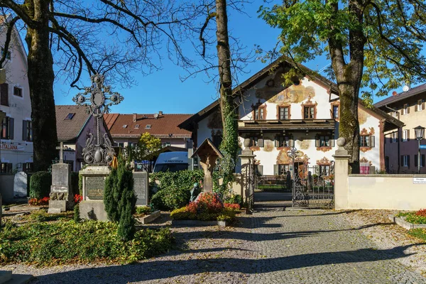 Obberamergau, Niemcy - 15 października 2017: Tradycyjne domy z — Zdjęcie stockowe