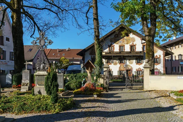 Obberamergau, Duitsland - 15 oktober 2017: Traditionele huizen met — Stockfoto