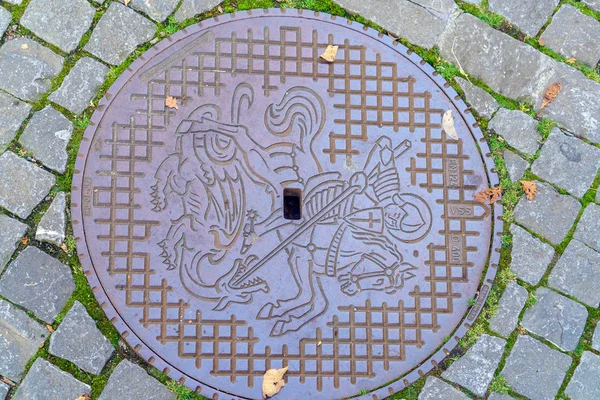 A manhole cover with saint George coat of arms, Stein am Rhein, — Stock Photo, Image