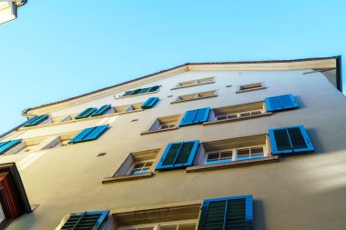 Windows eski evlerin, Zürih, S üzerinde yeşil panjurlar ile