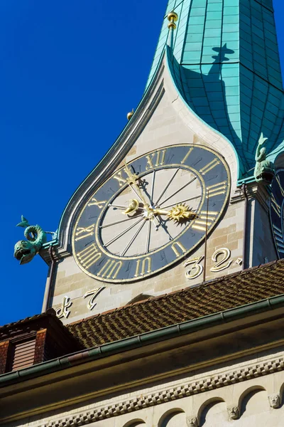 Orologio a torre della chiesa Fraumunster, Zurigo, Svizzera — Foto Stock