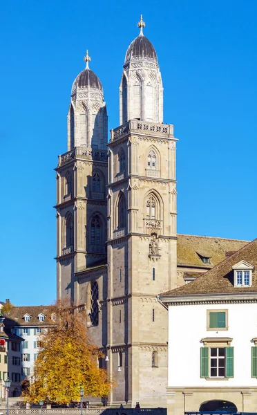 Atrakce Grossmunster románském slohu kostel, Zurich, Švýcarsko — Stock fotografie