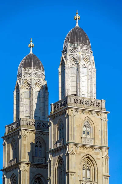 Atrakce Grossmunster románském slohu kostel, Zurich, Švýcarsko — Stock fotografie