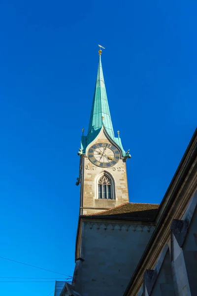 Башня с часами Фраумунстерской церкви, Цюрих, Швейцария — стоковое фото