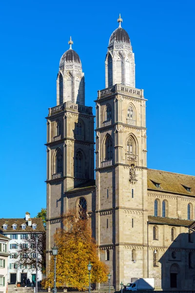 Atrakce Grossmunster románském slohu kostel, Zurich, Švýcarsko — Stock fotografie