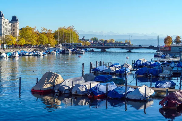 Nábřeží řeky Limmat město tramvají, Zurich, Švýcarsko — Stock fotografie