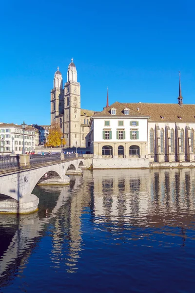 Banchina del fiume Limmat con Fraumunster e Grossmunster, Zu — Foto Stock