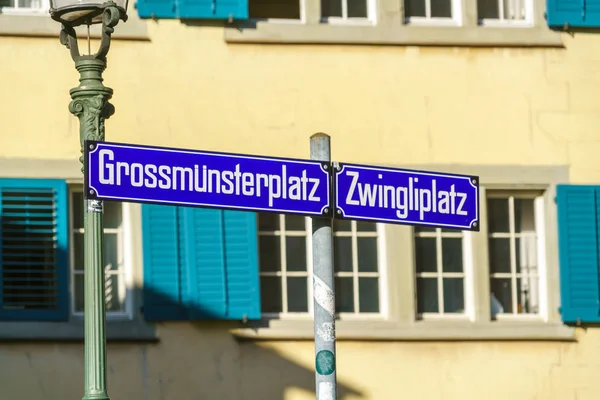 Sinais de rua nas ruas da cidade velha, Zurique, Suíça — Fotografia de Stock