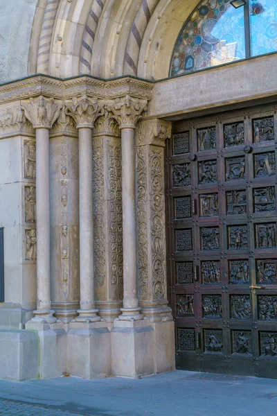 Ytterdörrarna tvillingtorn kyrkan, Zürich, Schweiz — Stockfoto