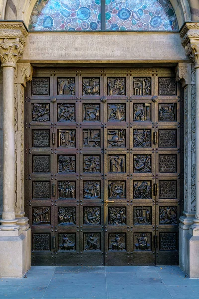 Ytterdörrarna tvillingtorn kyrkan, Zürich, Schweiz — Stockfoto