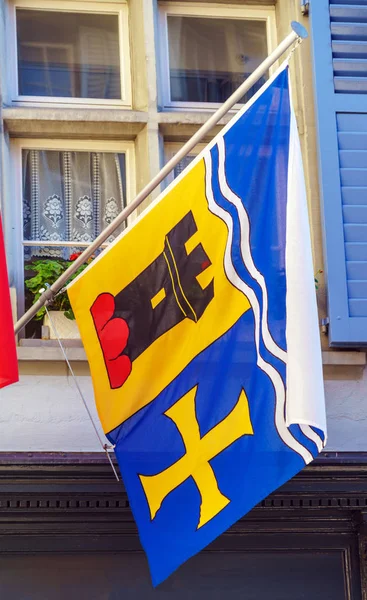 Banderas con escudos de armas de cantones y ciudades en la casa, Zur —  Fotos de Stock