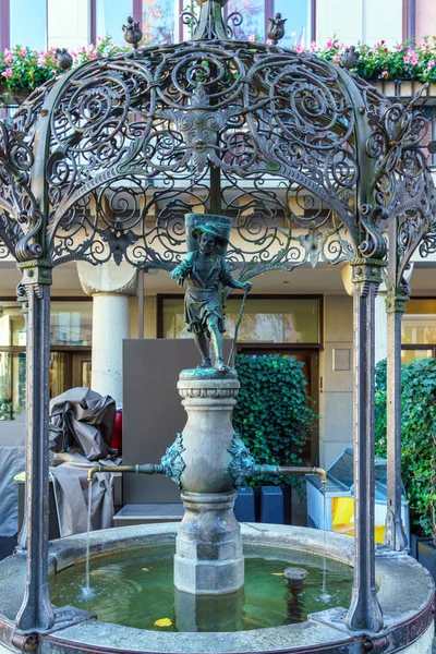 Vecchia fontana con una figura umana di un portatore d'acqua, Zurigo, Swit — Foto Stock