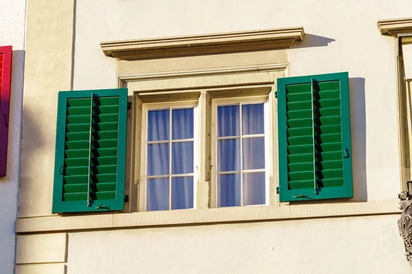 Ramen met groene luiken op oude huizen in de stad, Zürich, S — Stockfoto