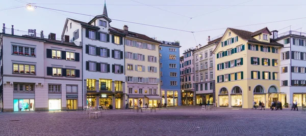 Vista panoramica sulla piazza Munsterhof con le case della Gilda di notte , — Foto Stock