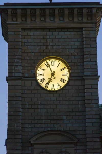 Reloj de torre iluminado por la noche, Zurich, Suiza — Foto de Stock