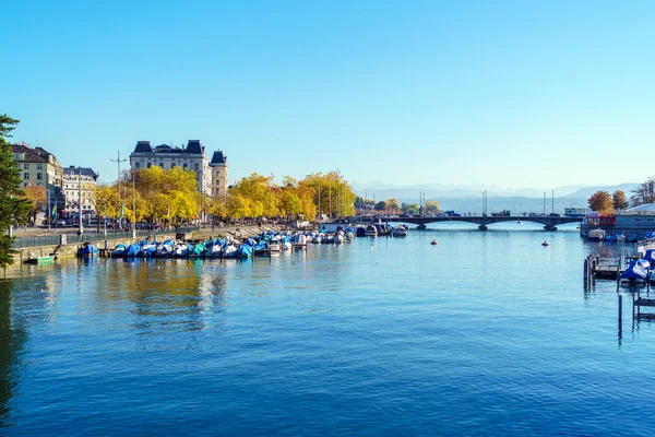 Banvallen av floden Limmat med stadens spårvagn, Zürich, Schweiz Stockbild