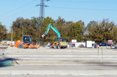 Münih, Almanya - 16 Ekim 2017: İnşaatçılar üniforma işyerinde 