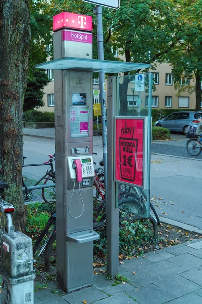 Munique, Alemanha - 16 de outubro de 2017: A cabine telefônica de rua o — Fotografia de Stock