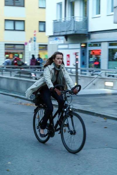 ミュンヘン, ドイツ - 2017 年 10 月 16 日: 若い十代の少女の乗り物 — ストック写真