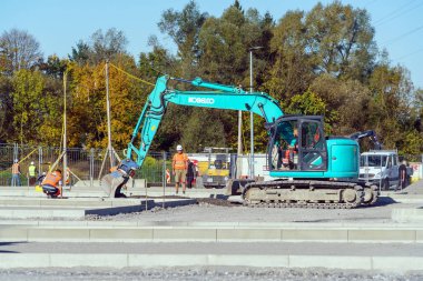 Münih, Almanya - 16 Ekim 2017: İnşaatçılar üniforma işyerinde 