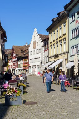 Stein am Rhein, İsviçre - 16 Ekim 2017: turist oturmak 