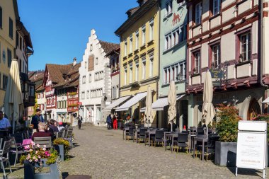 Stein am Rhein, İsviçre - 16 Ekim 2017: turist oturmak 