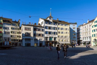 Zürih, İsviçre - 16 Ekim 2017: Turist Muns yürüyüş