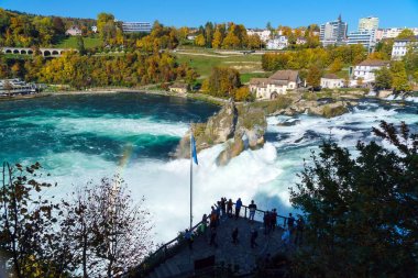 Neuhausen, İsviçre - 16 Ekim 2017: Rh turist izle