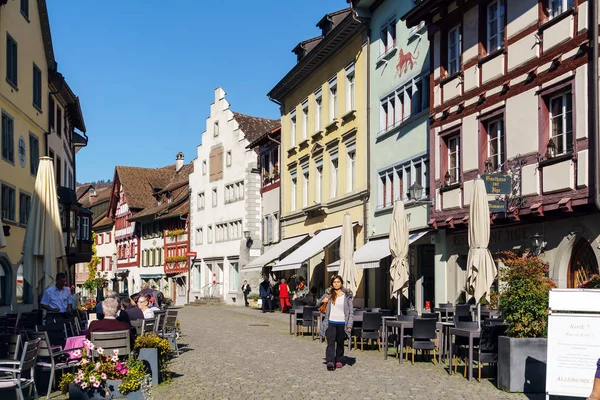 Stein am Rhein, Szwajcaria - 16 października 2017: turyści siedzą — Zdjęcie stockowe