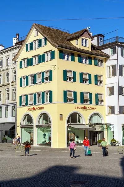 ・ マンズで歩いているチューリッヒ, スイス - 2017 年 10 月 16 日: 観光客 — ストック写真