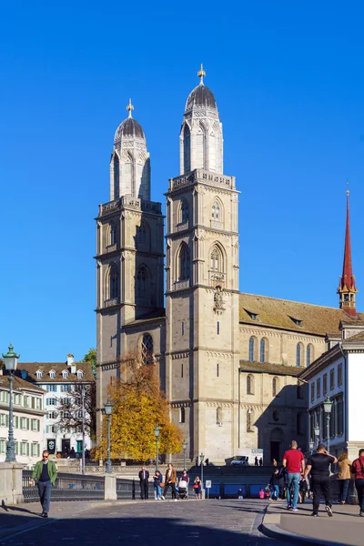 Zurich, Suiza - 16 de octubre de 2017: Turistas caminando cerca de Th — Foto de Stock