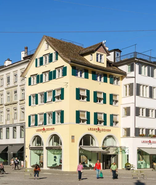 Zurich, Suiza - 16 de octubre de 2017: Turistas caminando en Muns —  Fotos de Stock