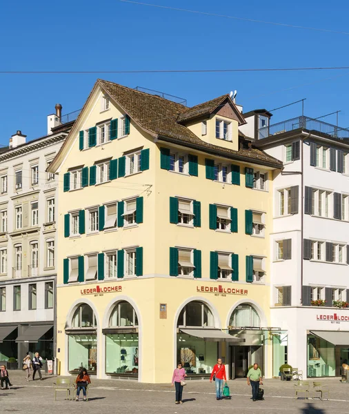 Zürich, Schweiz - 16 oktober 2017: Turister promenader på Muns — Stockfoto