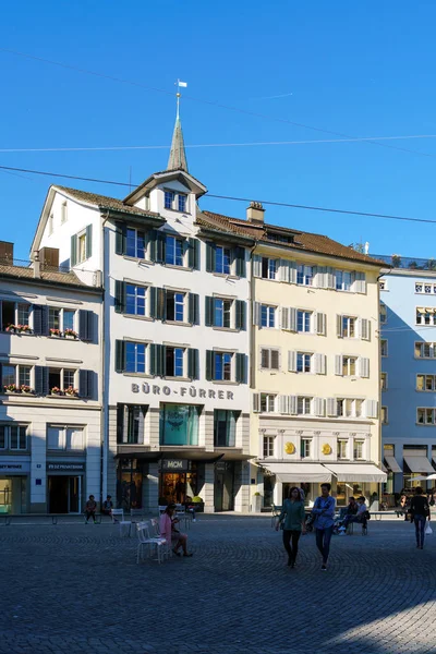 Zurich, Suiza - 16 de octubre de 2017: Turistas caminando en Muns — Foto de Stock