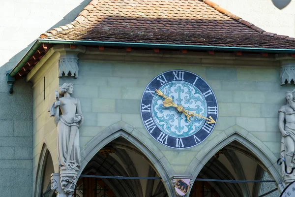 Reloj viejo y escudo de armas en Rathaus, Berna, Suiza — Foto de Stock